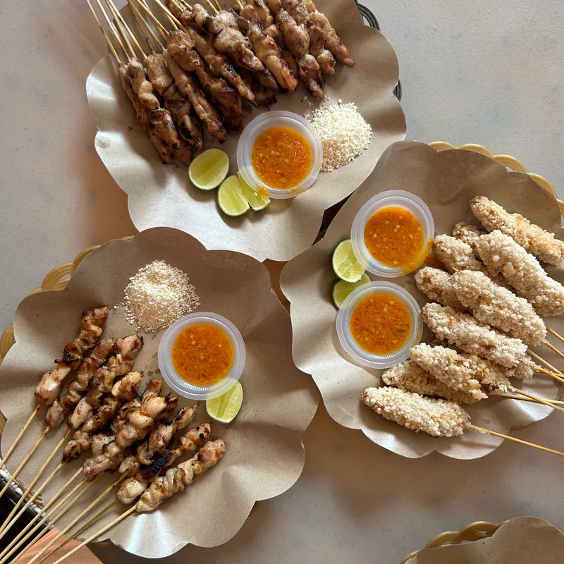 Meja penuh sate taichan: daging, campur, crispy, sambal